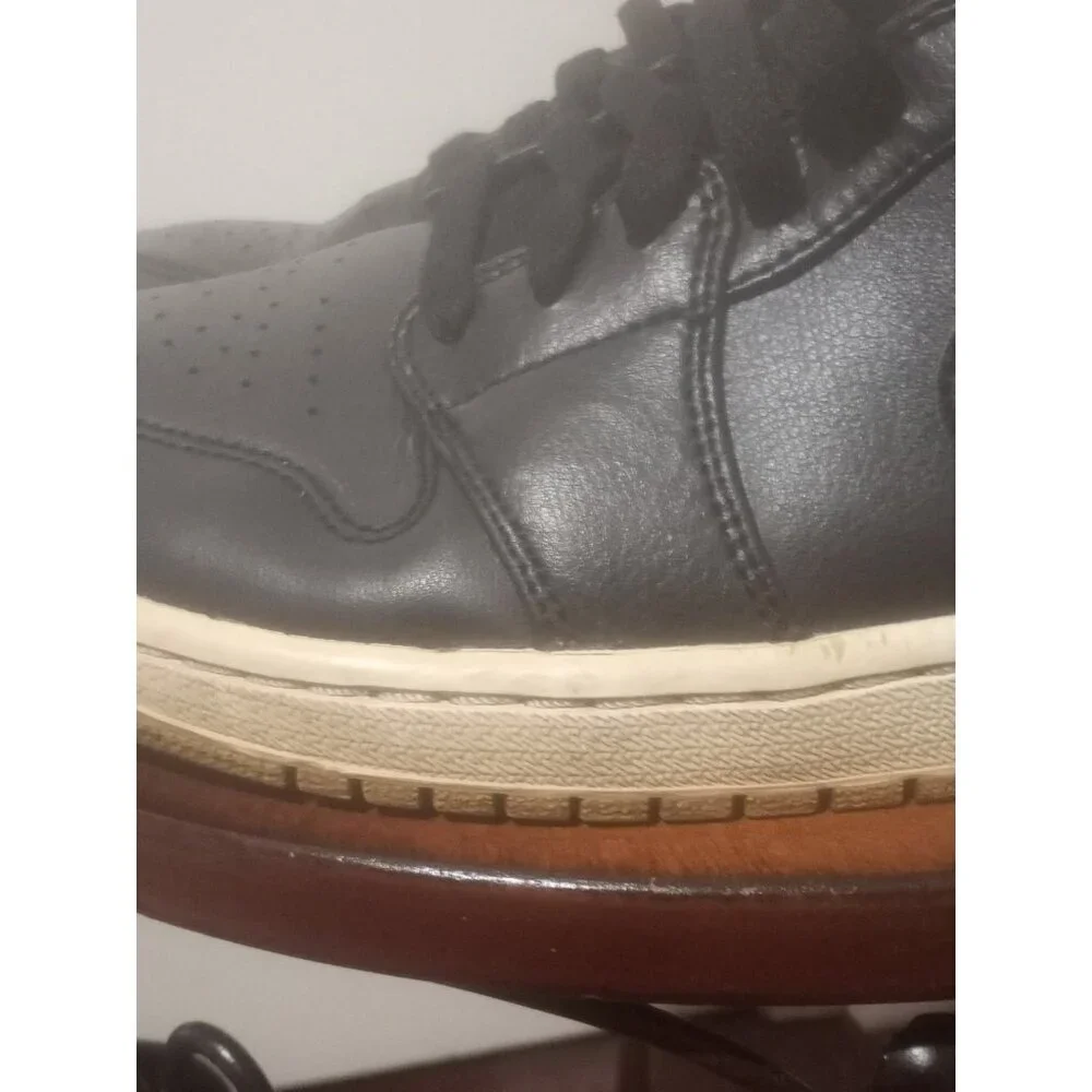 Mens Sz 9.5 Nike Air Jordan 1 Mid Retro 